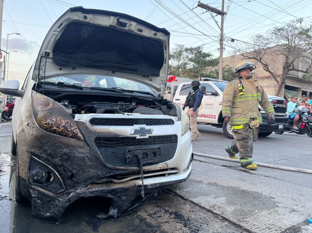 Se incendia auto en la colonia Villa Rica en Boca del Río | VIDEO