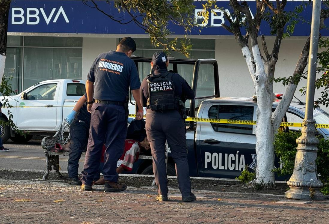 Hombre pierde la vida en banca de parque de Cardel