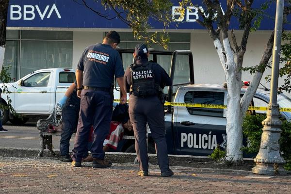 Hombre pierde la vida en banca de parque de Cardel