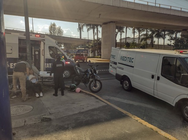 Derrapa joven pareja de motociclistas en Xalapa, terminan hospitalizados