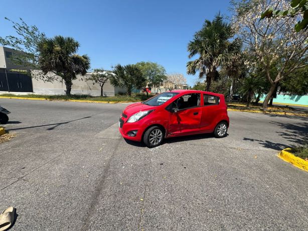 Se accidenta joven motociclista en calles del fraccionamiento Puente Moreno