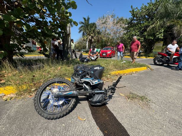 Se accidenta joven motociclista en calles del fraccionamiento Puente Moreno