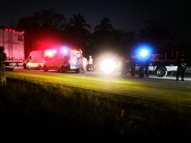 Una muerta y varios lesionados tras volcadura de autobús en autopista del sur de Veracruz