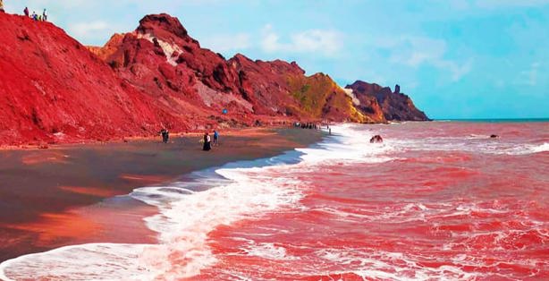 Captan en VIDEO agua de lluvia que se vuelve roja al momento de tocar tierra