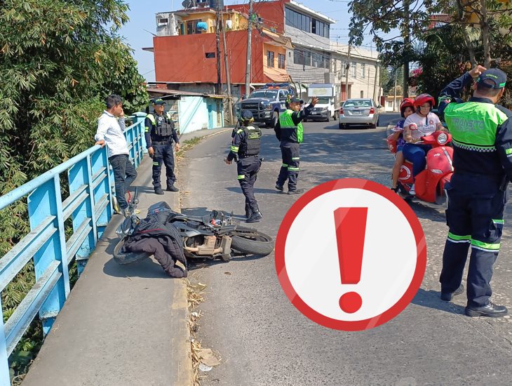 ¡Tuvo suerte! Ebrio motociclista se salva de caer del puente del río San Antonio, en Córdoba