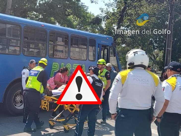 Estudiante de secundaria cae de autobús en Orizaba, el conductor aceleró antes de tiempo