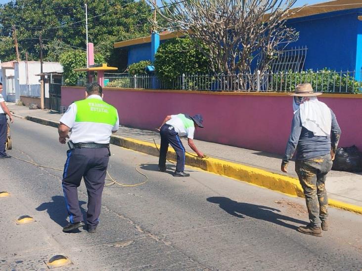 Oficiales de Tránsito pintan calles de Poza Rica