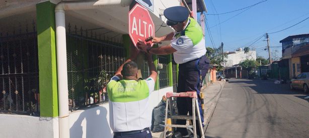 Oficiales de Tránsito pintan calles de Poza Rica