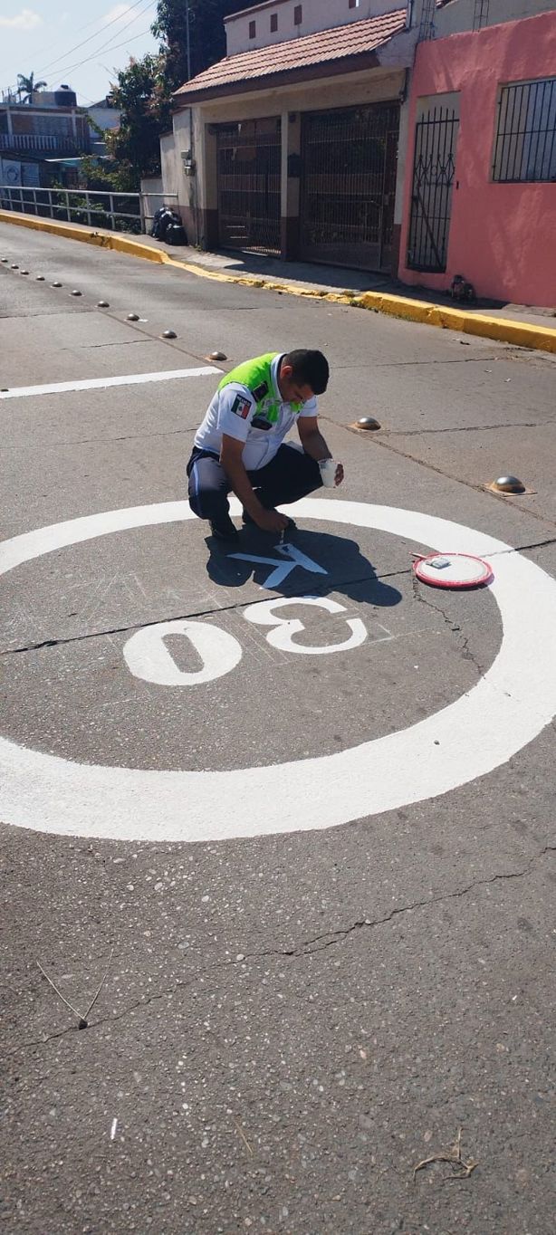 Oficiales de Tránsito pintan calles de Poza Rica