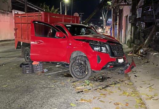 Camioneta provoca cierre de vialidad en Tlapacoyan