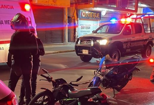 Motociclista impacta auto estacionado y termina lesionado en Xalapa