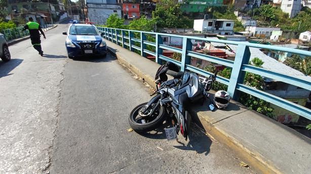 ¡Tuvo suerte! Ebrio motociclista se salva de caer del puente del río San Antonio, en Córdoba