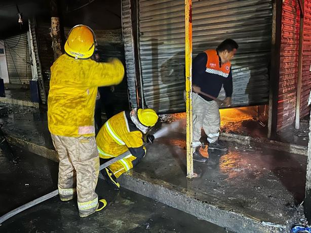 Incendio en zona de comercio de Álamo consume 3 locales y una bodega