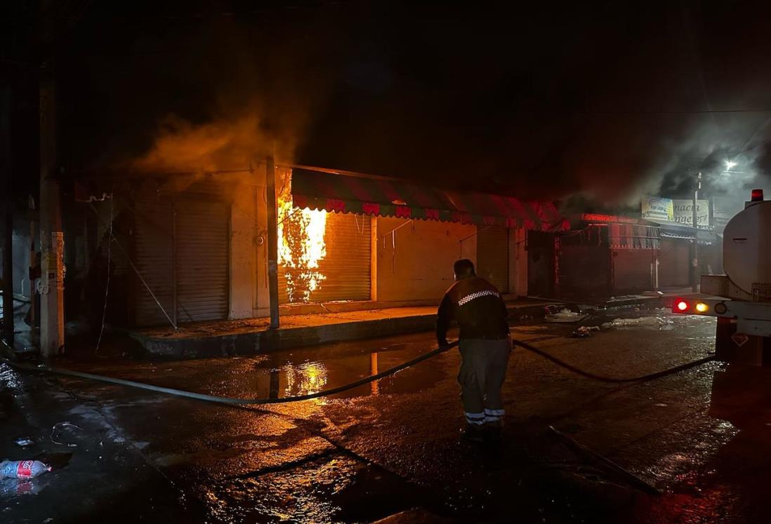 Incendio en zona de comercio de Álamo consume 3 locales y una bodega