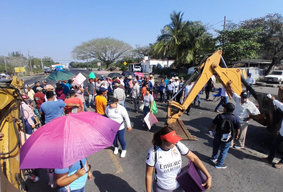 Ciudadanos que bloquean carretera Paso del Toro - Santa Fe en Veracruz abrieron brevemente la circulación