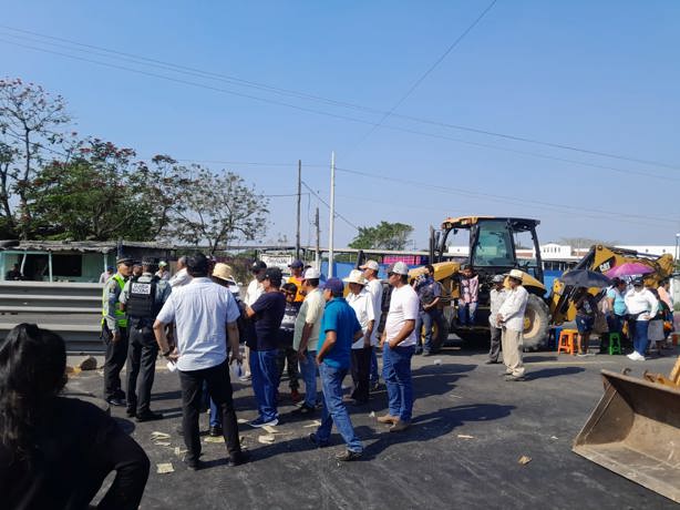 Ciudadanos que bloquean carretera Paso del Toro - Santa Fe en Veracruz abrieron brevemente la circulación