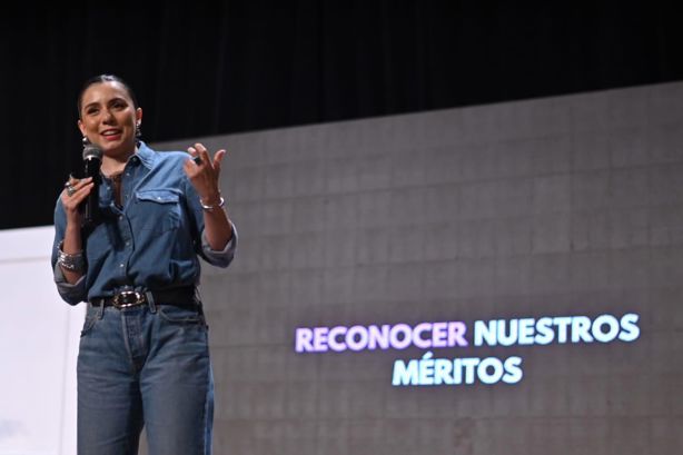 La alcaldesa Paty Lobeira asistió a la conferencia "Más Allá del Rosa" con Jessica Fernández