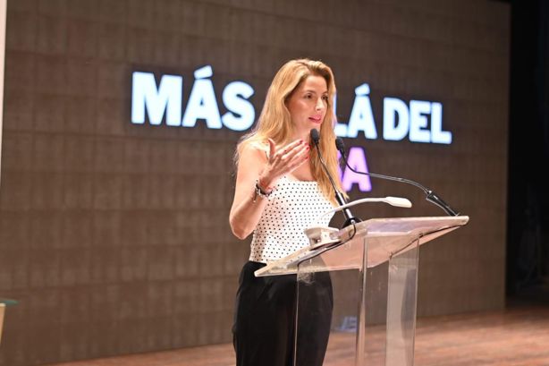 La alcaldesa Paty Lobeira asistió a la conferencia "Más Allá del Rosa" con Jessica Fernández