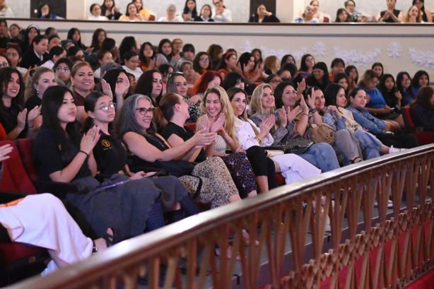 La alcaldesa Paty Lobeira asistió a la conferencia "Más Allá del Rosa" con Jessica Fernández