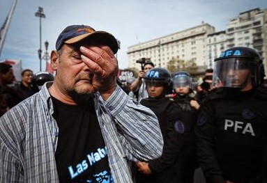 Javier Milei manda policías contra protesta de jubilados argentinos; termina con más de 100 detenidos