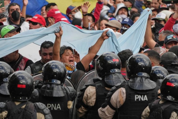 Javier Milei manda policías contra protesta de jubilados argentinos; termina con más de 100 detenidos