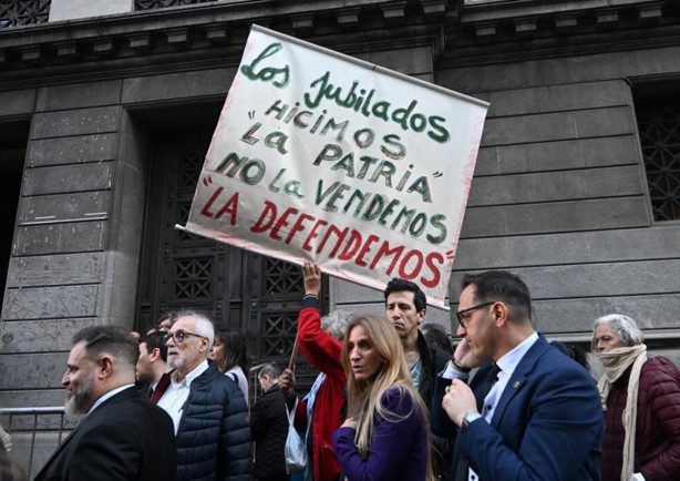 Javier Milei manda policías contra protesta de jubilados argentinos; termina con más de 100 detenidos