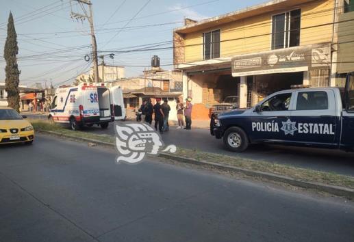Choque entre motociclistas deja una embarazada herida en Xalapa; el responsable huyó