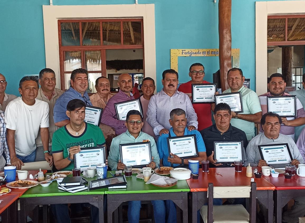Entregan reconocimientos a cronistas deportivos