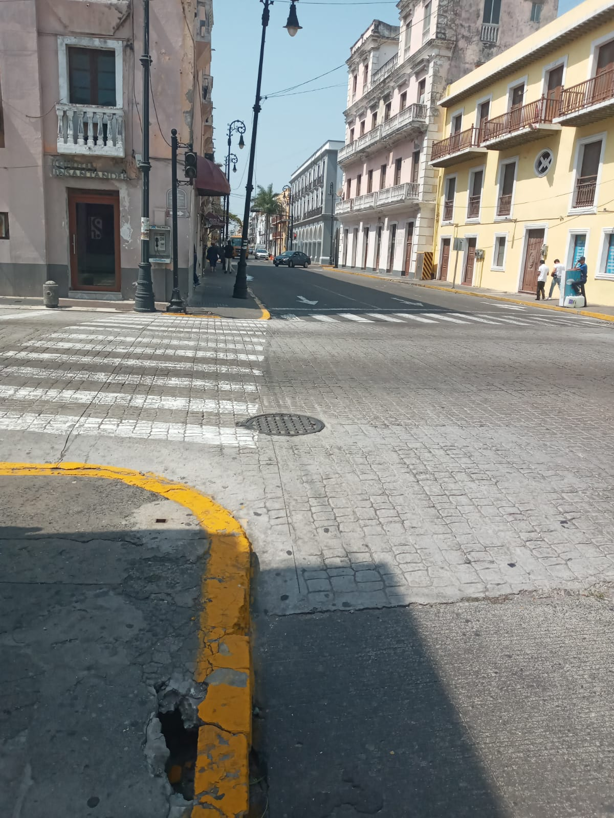 Denuncian peligroso boquete en banqueta del Malecón de Veracruz