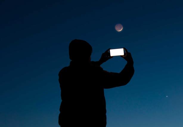 Eclipse lunar 2025: así debes configurar tu celular para tomarle fotos