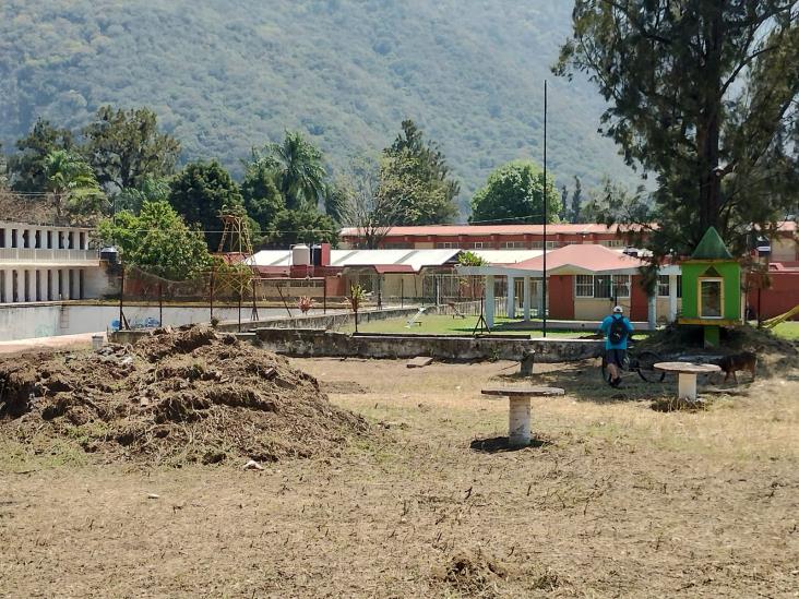 Extrabajadores textiles limpian alberca abandonada en Río Blanco