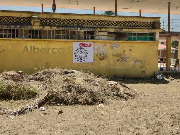 Extrabajadores textiles limpian alberca abandonada en Río Blanco