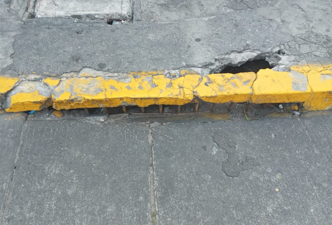 Denuncian peligroso boquete en banqueta del Malecón de Veracruz