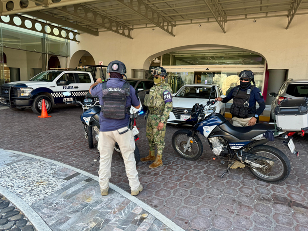 Fuerte movilización policiaca en hotel de Plaza Américas, en Boca del Río | VIDEO