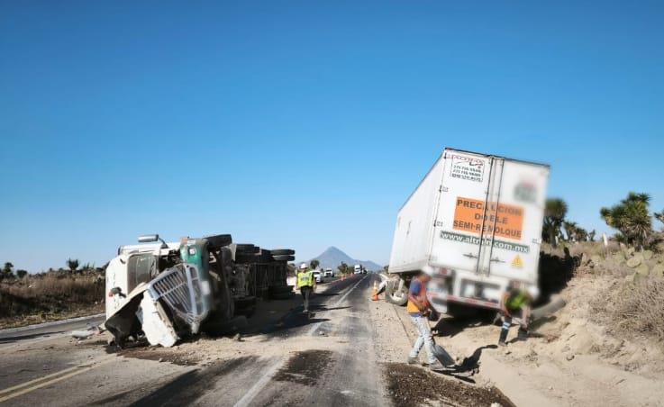 Impactante choque y volcadura de tráileres en Perote deja caos y heridos