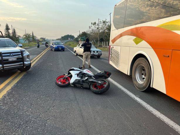 ¡Uno iba ebrio! Choque de motocicletas en Cerro Gordo deja un herido grave