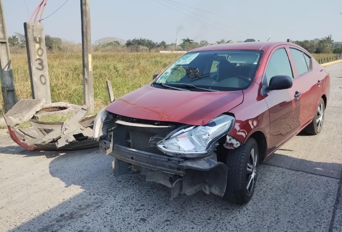 Aparatoso choque entre auto y moto en carretera Nautla- Cardel