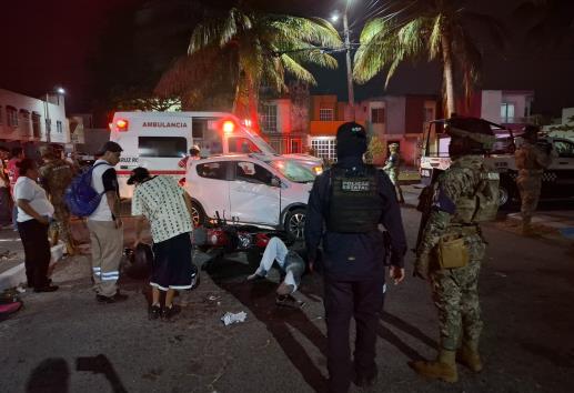 Dos obreros chocan en Infonavit Las Vegas de Boca del Río contra un automóvil