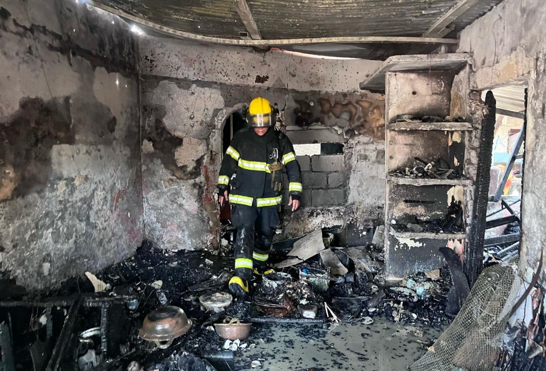 Se incendia vivienda ocupada como refugio en Veracruz y rescatan a un perrito | VIDEO