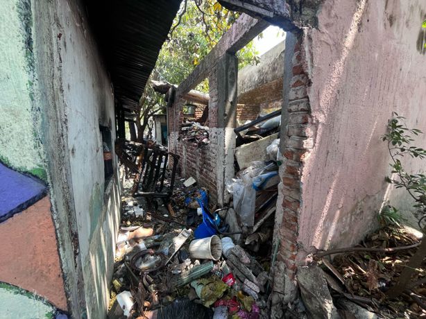 Se incendia vivienda ocupada como refugio en Veracruz y rescatan a un perrito | VIDEO