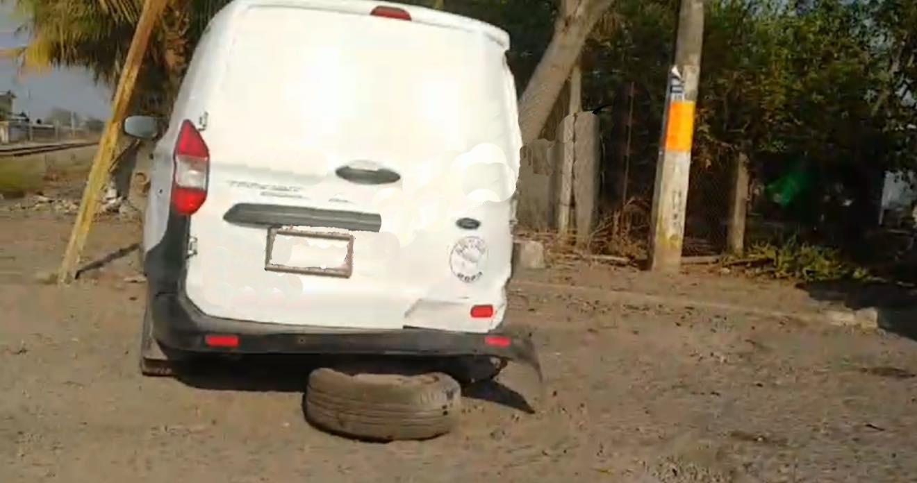 Tren arrastra camioneta en Puente Nacional; chofer sobrevive de milagro al impacto