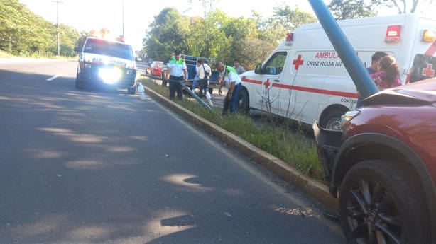 Camioneta chocó contra una luminaria en el bulevar Xalapa- Coatepec