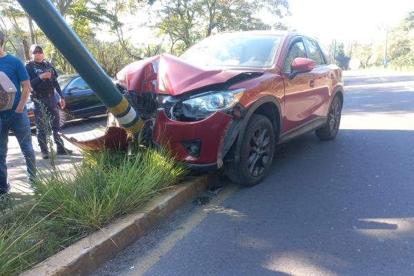 Camioneta chocó contra una luminaria en el bulevar Xalapa- Coatepec