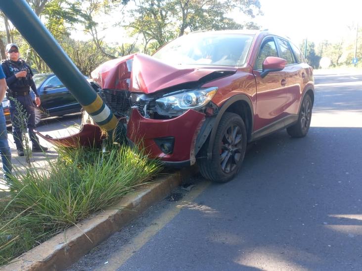 Camioneta chocó contra una luminaria en el bulevar Xalapa- Coatepec