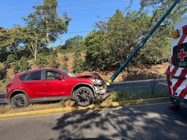 Camioneta chocó contra una luminaria en el bulevar Xalapa- Coatepec