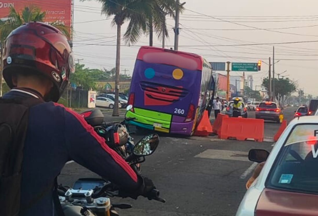 Caos vial tras caída de autobús a registro sobre la avenida Miguel Alemán, en Veracruz