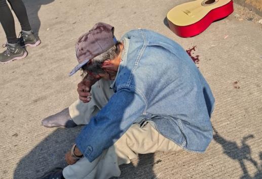 Desquiciado conductor de autobús en Xalapa golpea brutalmente a anciano por cantar y escapa