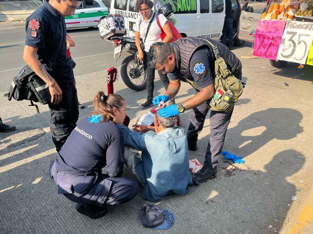 Desquiciado conductor de autobús en Xalapa golpea brutalmente a anciano por cantar y escapa