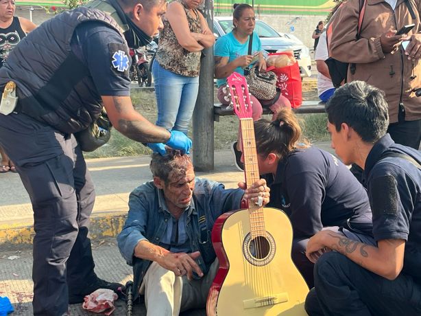 Desquiciado conductor de autobús en Xalapa golpea brutalmente a anciano por cantar y escapa