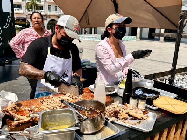 Realizan Festival de Carnitas y Barbacoa 2025 en el zócalo de Veracruz